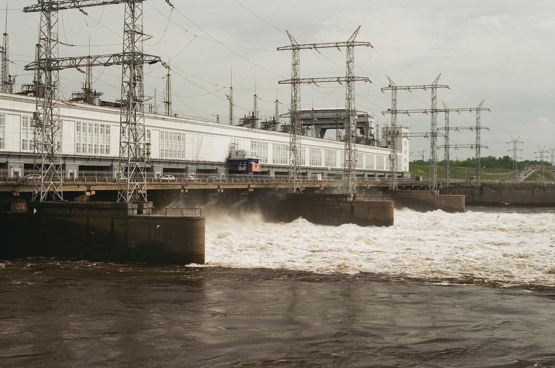 Descubra como a energia hidráulica pode impulsionar a autossuficiência energética