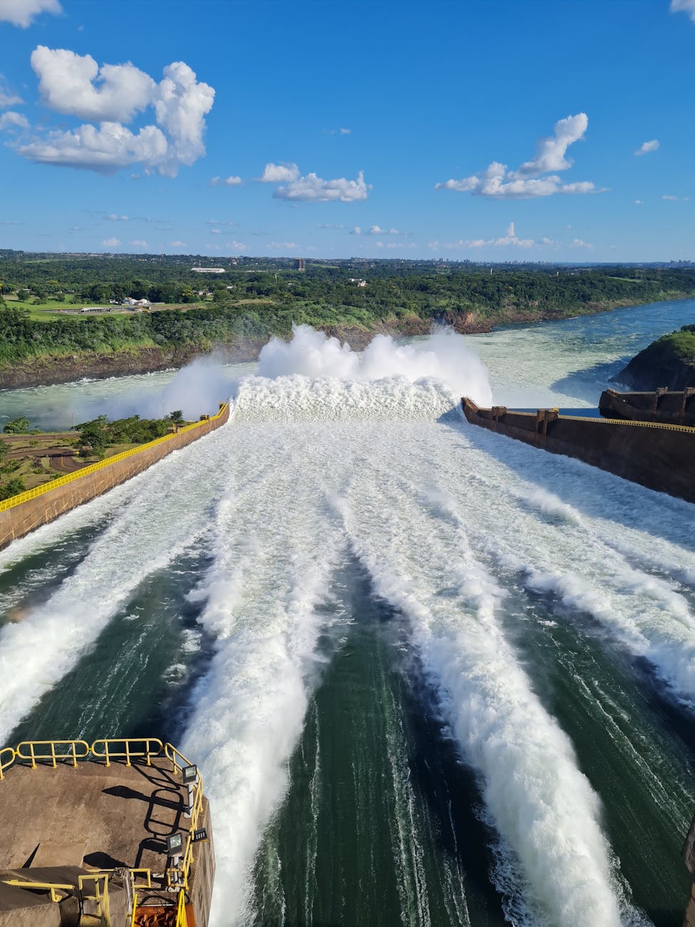 Descubra como a força da água pode gerar energia sustentável em micro-hidrelétricas especializadas